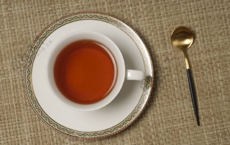 西式古典杯子装红茶和勺子