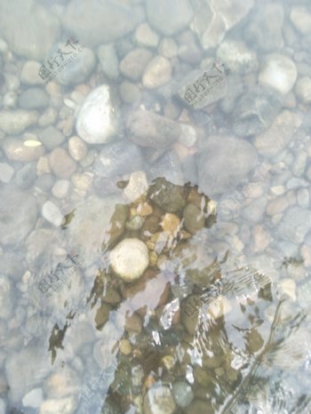 水中鹅卵石