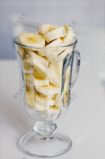 透明杯子里的香蕉