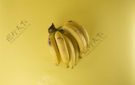 熟香蕉黄色背景