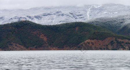 泸沽湖雪景雪山