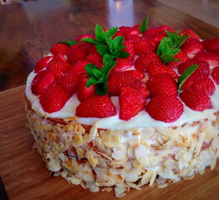 草莓果仁蛋糕