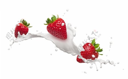 飞溅的牛奶和草莓