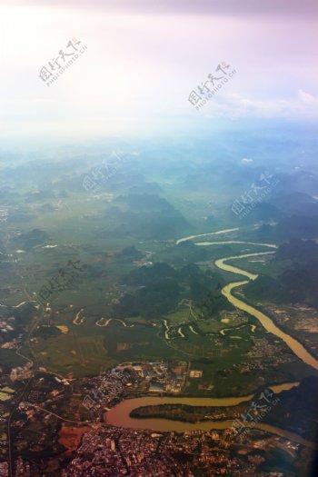 高空俯视河流村落大山图