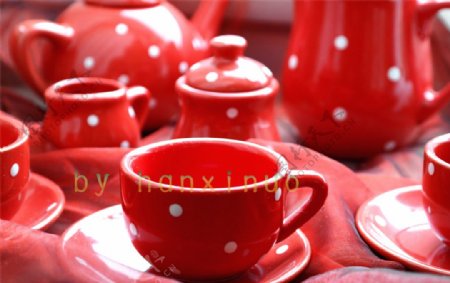 红色茶杯
