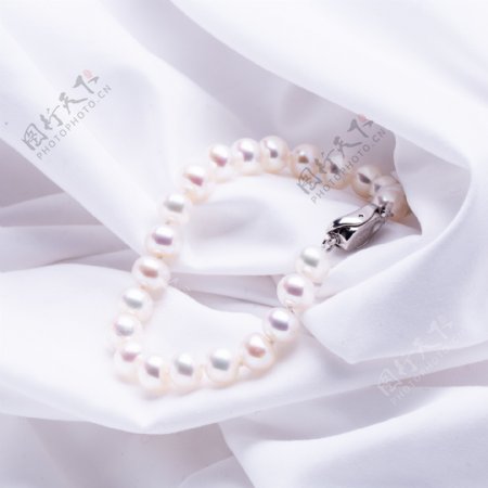 时尚韩式乳白色银白珍珠手链摄影图1