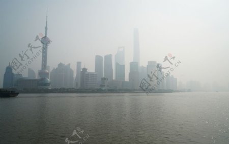 雾霾笼罩的上海陆家嘴