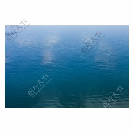 波光粼粼的蔚蓝色水面