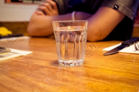 餐桌上玻璃杯里的一杯水