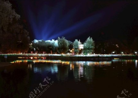 夜布达拉宫人工湖