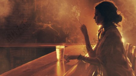 酒吧吸烟女