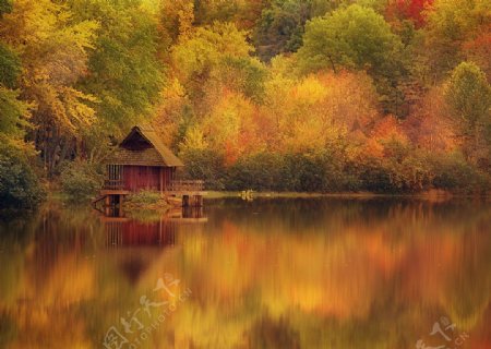 湖畔秋季自然美景
