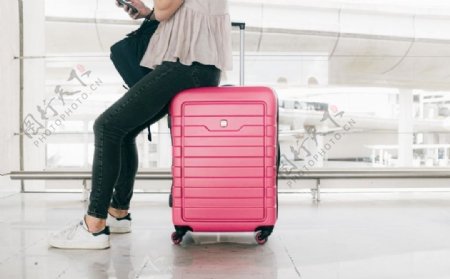 粉色行李包