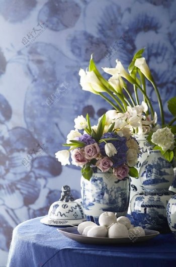 蓝色背景陶瓷花瓶插花摆件软装