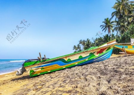 斯里兰卡海滩海岸蓝色船