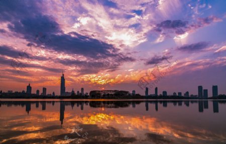 南京夕阳下的玄武湖和紫峰大厦
