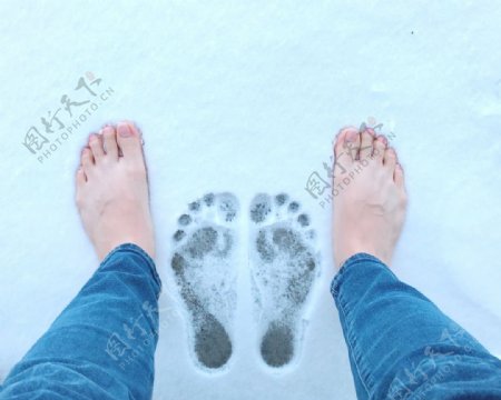 脚雪冷赤脚可爱脚印