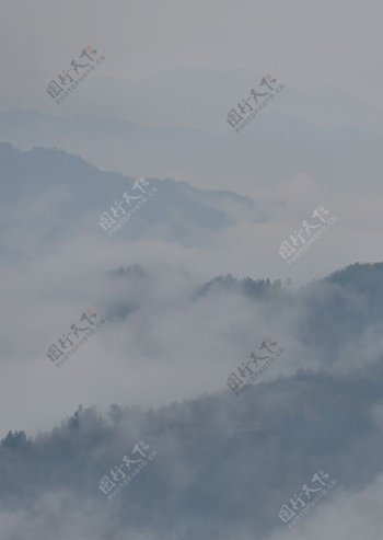 雾气缭绕山脉间自然风光