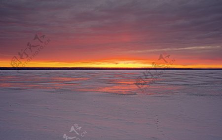 原野冰湖的早晨