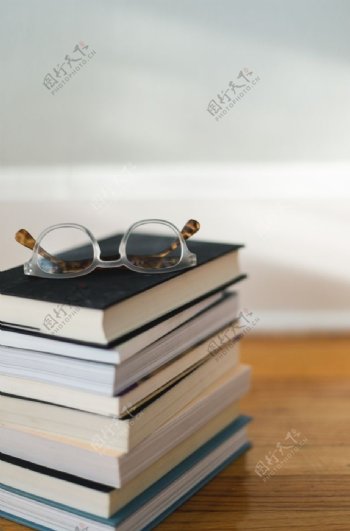 书本与眼镜