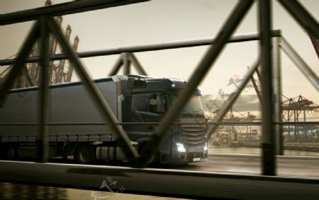 桥面上通过的重型卡车