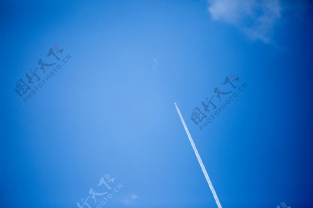 蓝色天空下飞机留下的轨迹