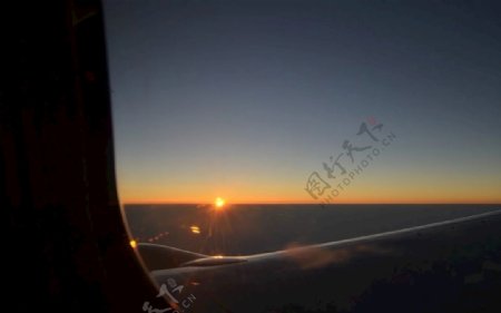 飞机上看日出