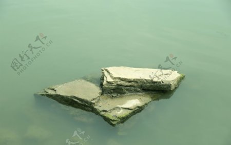 水中露出石头