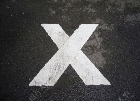 地面上的X标志