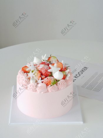 粉色草莓蛋糕