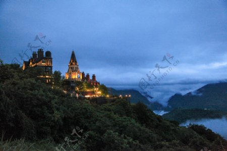 台湾清境夜幕中的音乐城堡