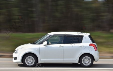 白色小轿车旅游汽车背景素材图片