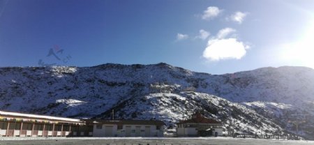 蓝天白天日出雪山风景图片