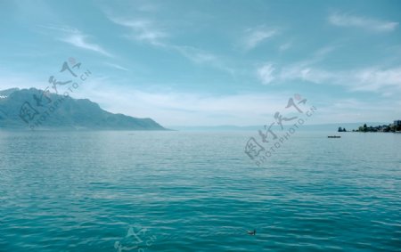 山和湖泊天蓝色海天一线图片