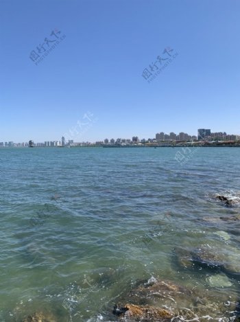 蓝天大海城市礁石图片