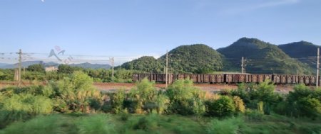 路途风景山火车图片