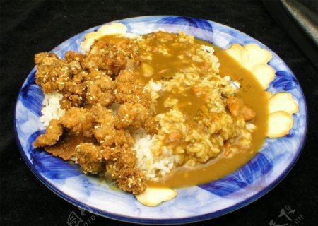 炸鸡肉咖喱饭图片