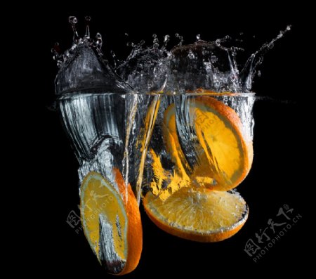 水里的橙子片图片