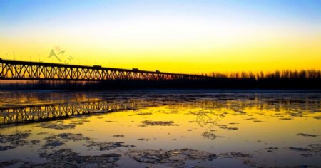 黄河日出流冰溢彩图片