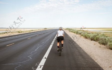 骑自行车的女性图片