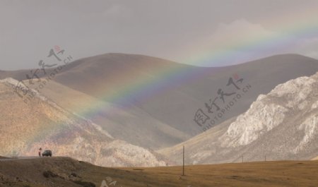 雪山彩虹图片