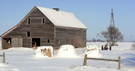 雪地中的尖顶房子图片