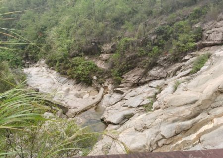山崖里流出的溪流图片