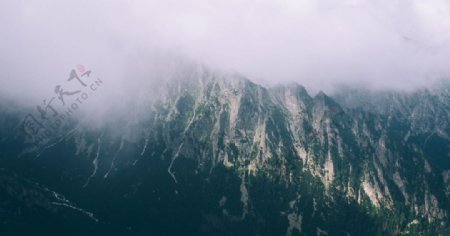 山林间的薄雾图片