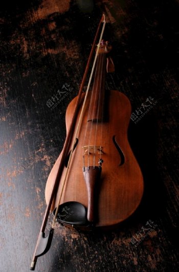 棕色木小提琴图片