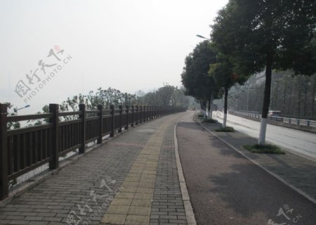 江边步行道图片