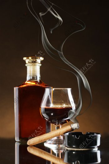 红酒与雪茄图片