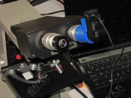 罗技网络摄像机显微镜适配器让您通过显微镜拍摄视频