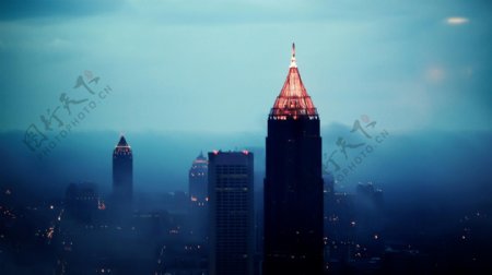 雾中的建筑物意境风景图