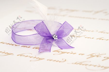 情书和紫色的缎带